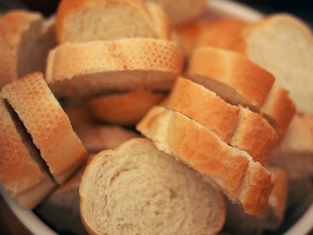 ৯. পাউরুটি এবং নুন: