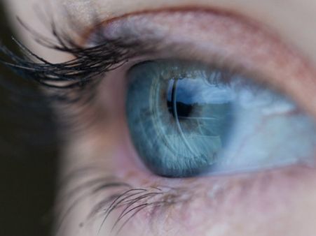 ১.দৃষ্টিশক্তির উন্নতি ঘটে: