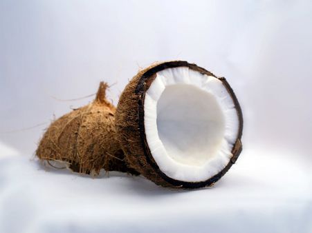 ১. ভুলেও নারকেল ফাটাবেন না: