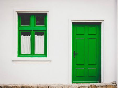 ১. বাড়ির সদর দরজা: