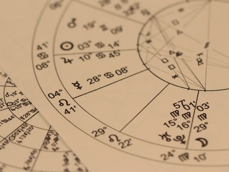 ১. আয়ু বাড়ে চোখে পরার মতো: