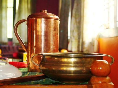 ৩. তামার পাত্রে জল পান জরুরি: