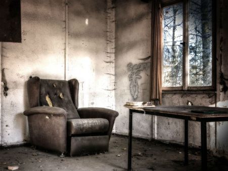 ৩. আসবাবপত্র: