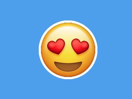 স্মাইলিং ফেস উইথ হার্ট শেপড্ আইজ