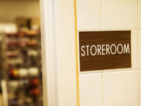 ৭) গুদামঘর 