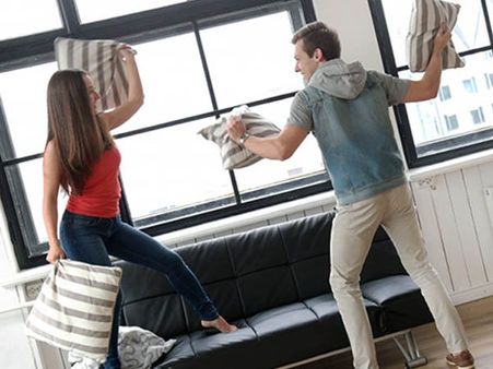 ৭) একে অপরের প্রতি আরও রোমান্টিক হোন