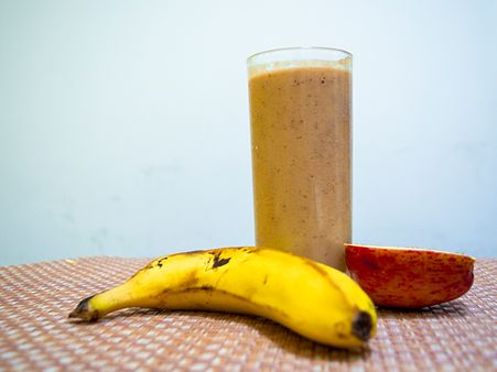 ৯) আপেল ও কলা