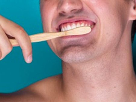 ২) ৪৫ ডিগ্রি অ্যাঙ্গেলে ব্রাশ করুন