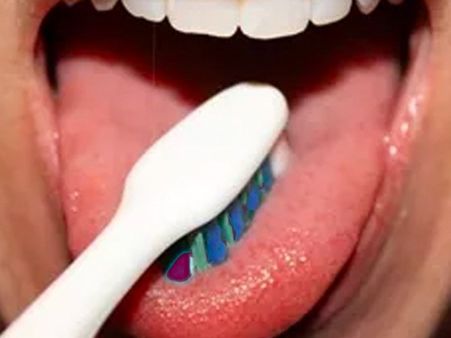 ৬) জিহ্বা এবং গালের ভিতরে ব্রাশ করুন