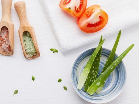 টমেটোর রস ও অ্যালোভেরা ফেস মাস্ক