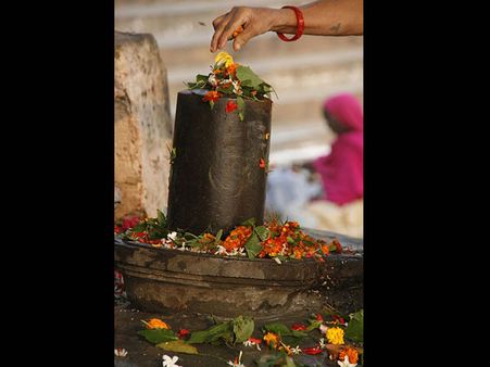 ৪) শিবলিঙ্গে বেলপাতা