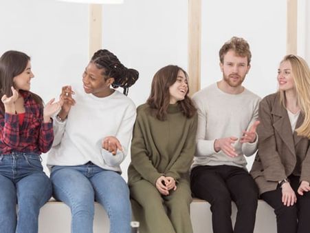 ২) বন্ধুবান্ধব এবং পরিবারের সঙ্গে কথা বলুন