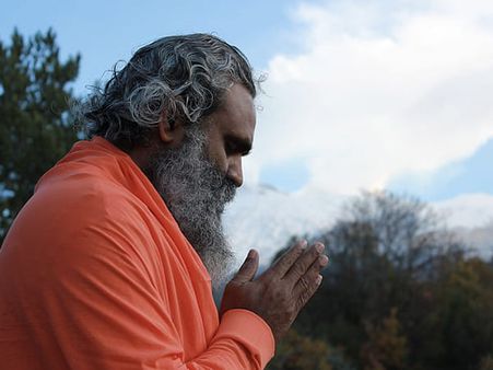 ১) শনি মন্ত্র জপ করুন