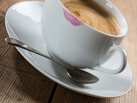 চা-কফির মগ পরিষ্কার করতে