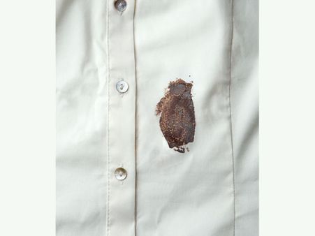 কাপড় থেকে দাগ দূর করতে