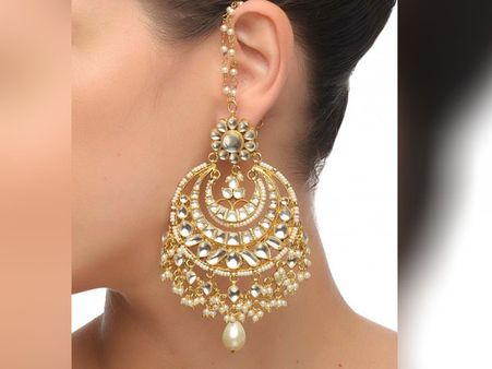 ভারী কানের দুলের সাথে চেন পরুন