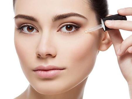 চোখের কুঁচকির দূর করতে ফেসিয়াল অয়েল ব্যবহার করুন