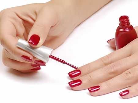 ময়শ্চারাইজার এবং নেল পেইন্ট