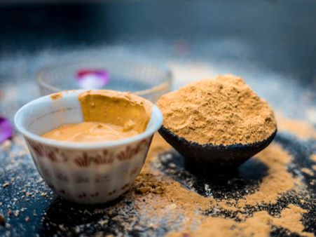 শুষ্ক-রুক্ষ চুলের জন্য মুলতানি মাটির হেয়ার প্যাক