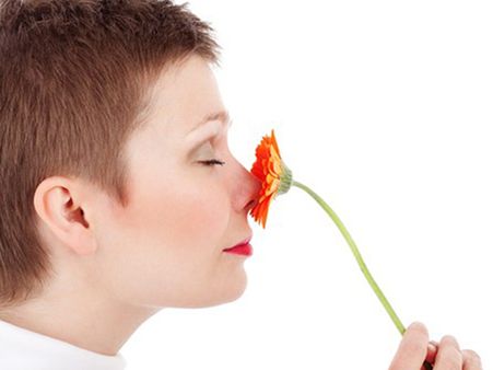 ১) ফুলের সুগন্ধ নেওয়া