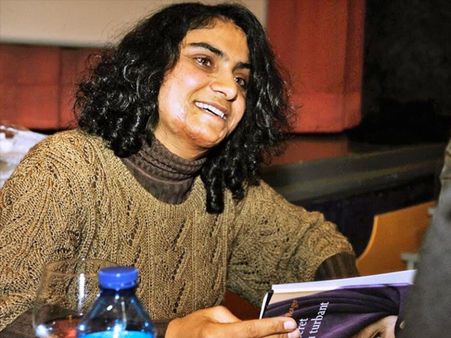 কেন পুরুষ সেজে থাকতে হয়েছিল?