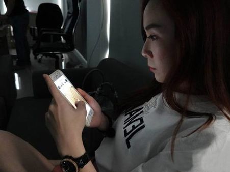 ৩) স্ক্রিন ব্রাইটনেস বেশি বাড়াবেন না