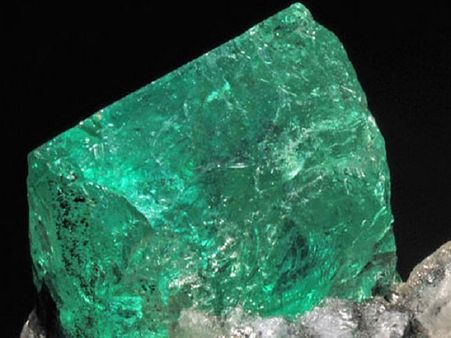 মে বার্থস্টোন : সবুজ পান্না মে বার্থস্টোন : সবুজ পান্না