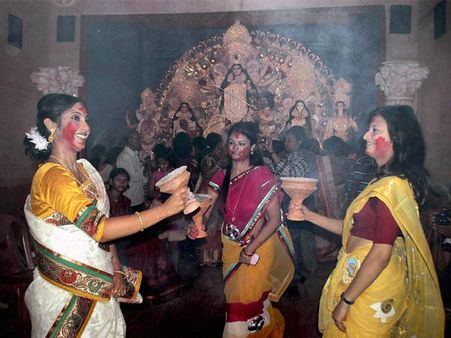 ৬) ধুনুচি নাচ