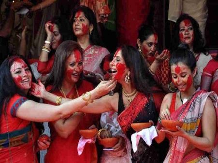 ৭) বিজয়া দশমীতে সিঁদূর খেলা