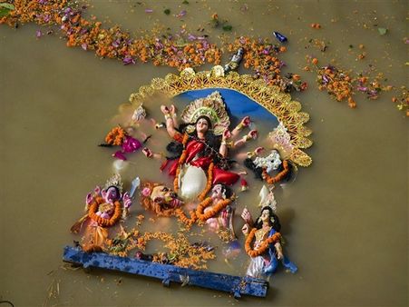 ৮) দেবীর বিসর্জন