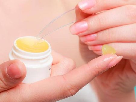 হলুদ লিপ বামের উপকারিতা