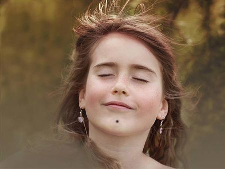 ১১) থুতনিতে তিল