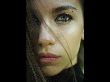 ৪) বাম চোখে তিল