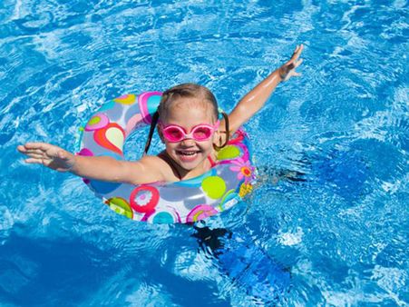 ৬) সাঁতার কাটা