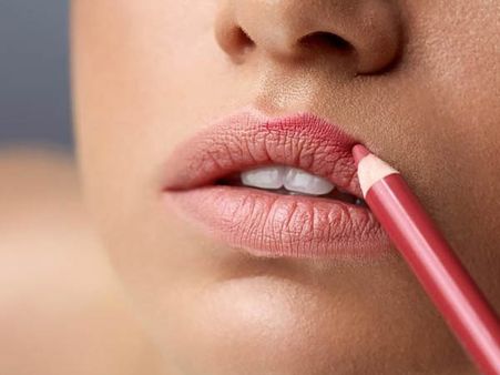 লিপ লাইনার