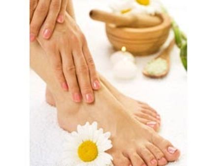 ২) নারকেল তেল এবং লবণের ফুট স্ক্রাব