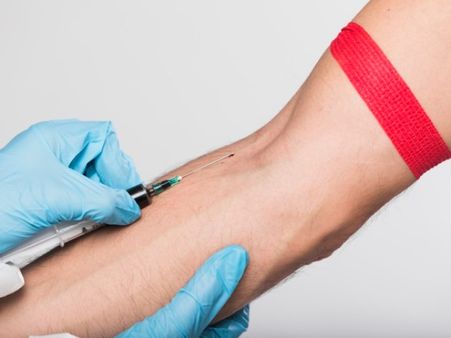 সম্প্রতি রক্ত ​​দিয়েছেন এমন ব্যক্তি