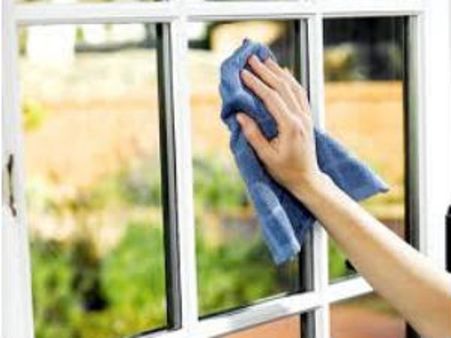 কাঁচ পরিষ্কার করতে কাঁচ পরিষ্কার করতে