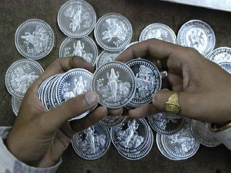 দেবী লক্ষ্মীর ছবি খোদাই করা রৌপ্য মুদ্রা