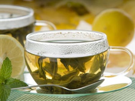 গ্রিন টি এবং পুদিনা জল গ্রিন টি এবং পুদিনা জল