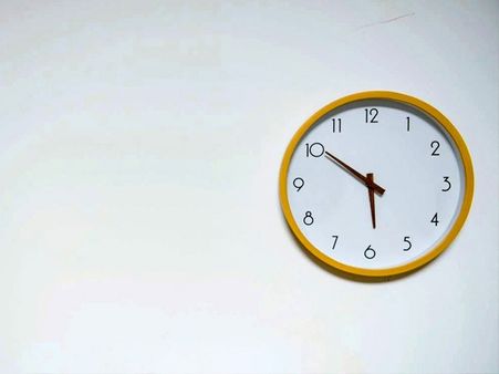 দরজার উপরে ঘড়ি লাগাবেন না