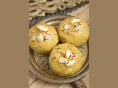Badam Ke Ladoo