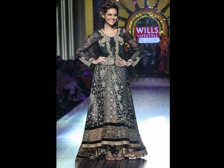 Esha Gupta: Ritu Kumar's Showstopper Esha Gupta: Ritu Kumar's Showstopper