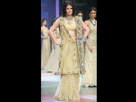 Zarine Khan In Cream & Emeralds