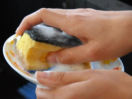 Removes odour from utensils