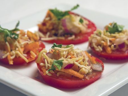 Tomato sev puri