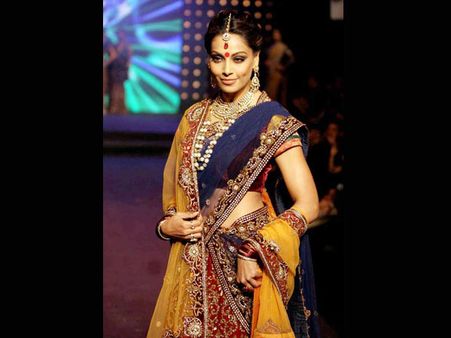 Bipasha Basu: Bengali Drape