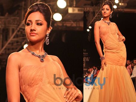 Lotus Shaped Emerald Necklace Lotus Shaped Emerald Necklace