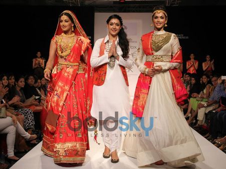 Sonali Bendre And Isha Koppikar Sonali Bendre And Isha Koppikar