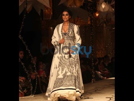 Plunging Neckline Plunging Neckline